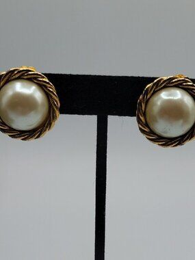 Vintage Carol Lee Faux Pearl Clip On Earrings Gold Tone Metal 1970s Clip Ons